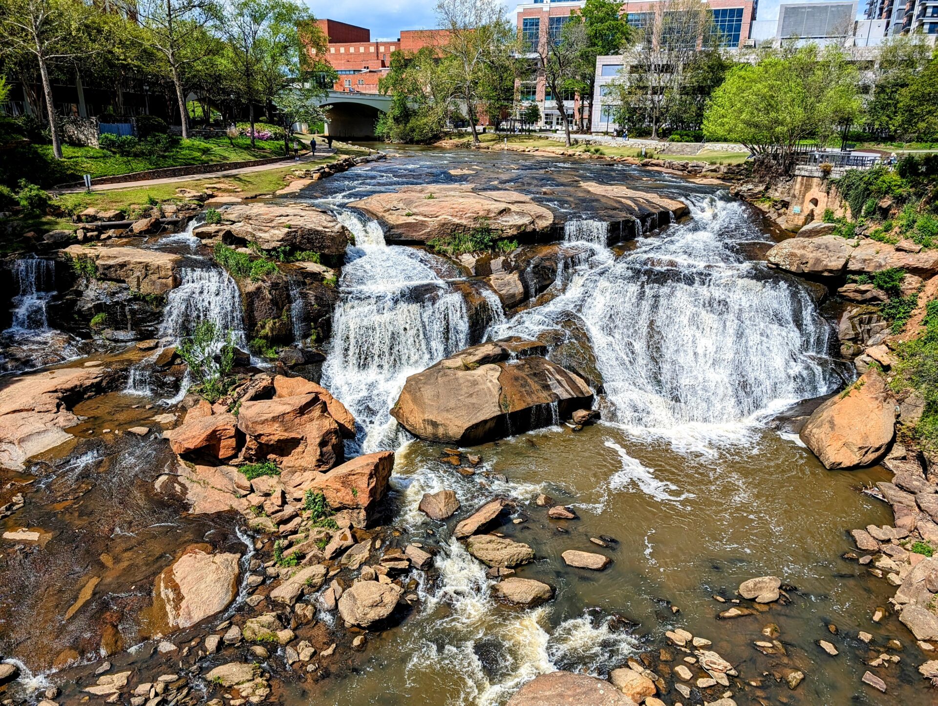 https://upload.wikimedia.org/wikipedia/commons/9/93/2024-4-12-Falls_Park_Waterfall_Greenville_South_Carolina_by_Yousef_AbdulHusain.jpg-Greenville-South Carolina