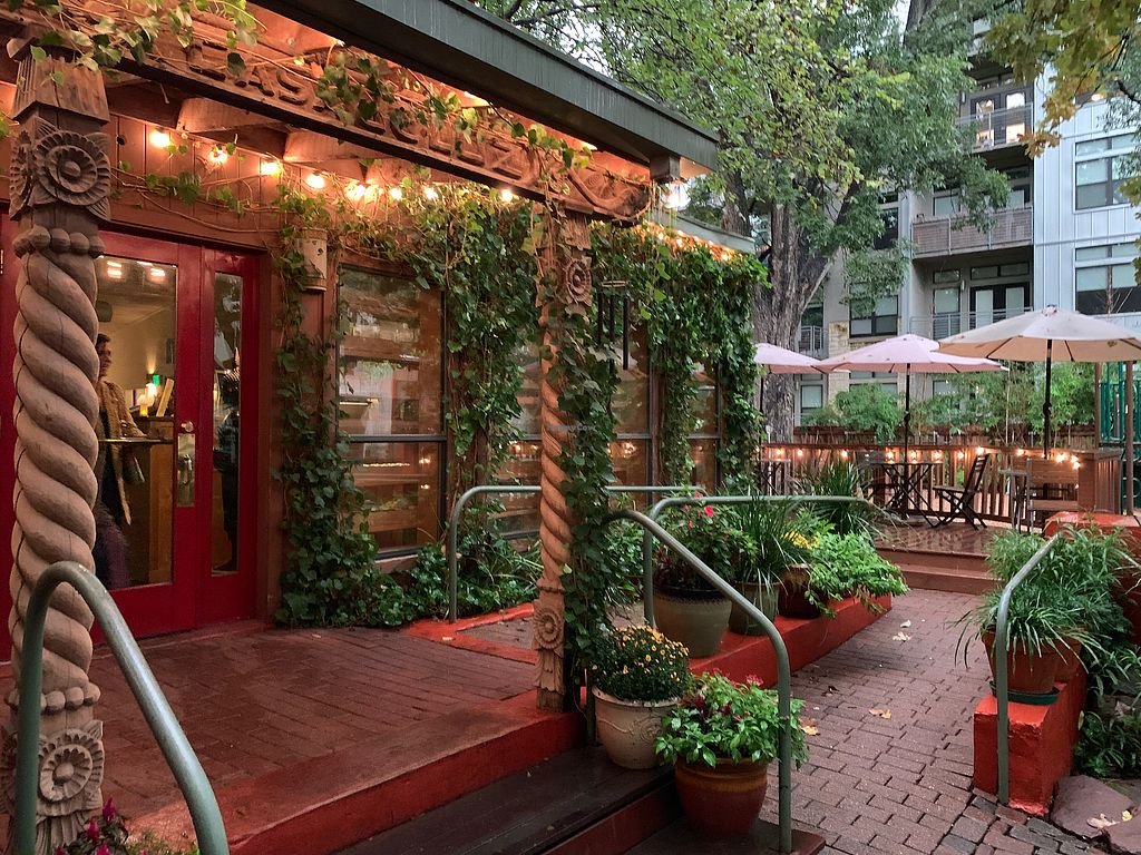 Vegan Eats Map - https://veganeatsmap.com/plant-based-restaurants-austin-locals-love/